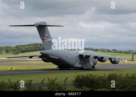 02-1100, un Boeing C-17A Globemaster III gestito da United States Air Force 164Airlift Wing, presso l'Aeroporto di Prestwick in Ayrshire. Foto Stock