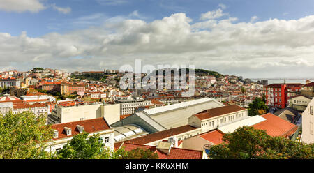 Vista panoramica della città vecchia di Lisbona e il castello Sao Jorge da giardino di san pedro de alcantara, la capitale e la città più grande del Portogallo. Foto Stock