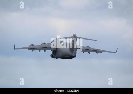 02-1100, un Boeing C-17A Globemaster III gestito da United States Air Force 164Airlift Wing, presso l'Aeroporto di Prestwick in Ayrshire. Foto Stock