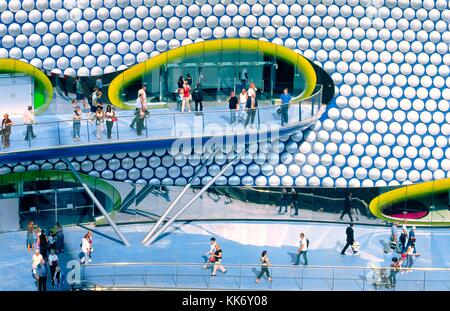 Selfridges edificio nuovo flagship store nel Bullring Shopping Mall, Birmingham, Inghilterra progettato da sistemi futuri. Esterno Foto Stock