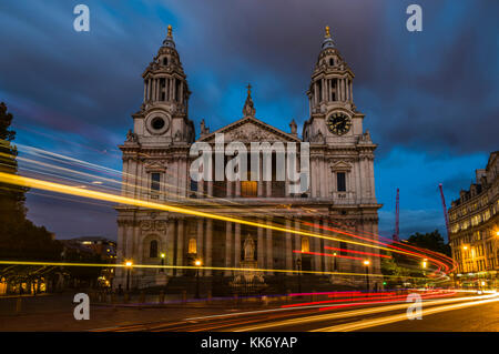 Luci auto intorno al crepuscolo presso la Cattedrale di St Paul, Londra, Regno Unito Foto Stock