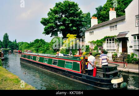 Vacanze in famiglia Vacanze in barca sul canale stretto narrowboat barca su Bridgewater Canal nel villaggio di Lymm, Cheshire, Inghilterra Foto Stock