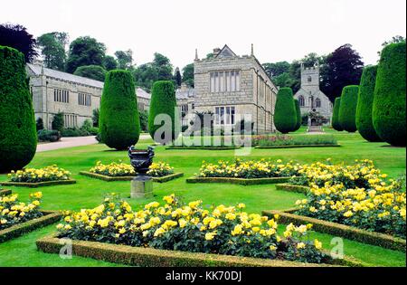 Lanhydrock English country mansion house vicino a Bodmin in Cornovaglia, Inghilterra, visto dal giardino di rose. Foto Stock