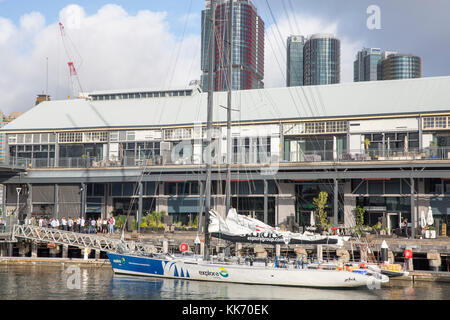 Molo di Jones Bay a Pyrmont, Sydney, Australia, con yacht nel porticciolo e torri internazionali di Barangaroo Foto Stock