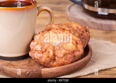 Vetrata frittelle di apple e la tazza di caffè sul piatto di legno Foto Stock