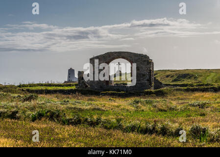 St Dwynwen's Cross & Church on Ynys Llanddwyn on Anglesey, Wales UK Foto Stock