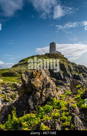 Faro di Tŵr Mawr, su Ynys Llanddwyn, ad Anglesey, Galles Foto Stock