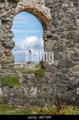 Croce di pietra celtica di St Dwynwen e Chiesa su Ynys Llanddwyn su Anglesey, Galles UK Foto Stock