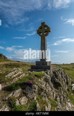 St Dwynwen's celtic croce di pietra sul Ynys Llanddwyn su Anglesey, Galles REGNO UNITO Foto Stock