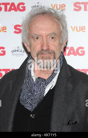 Attore gallese Jonathan Pryce assiste il cervo lo screening di gala a Vue Leicester Square a Londra. Il 14 marzo 2014 © Paul Treadway Foto Stock