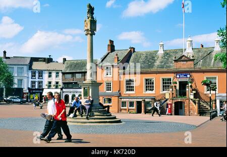 Carlisle croce di mercato di fronte alla Guildhall city centre, Cumbria Inghilterra Regno Unito Regno Unito Foto Stock