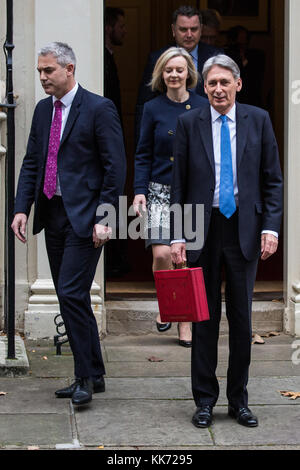 Londra, Regno Unito. 22 novembre, 2017. Philip hammond mp, il cancelliere dello scacchiere, foglie 11 di Downing Street per rendere il suo annuncio di bilancio in casa Foto Stock