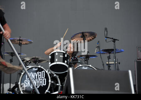 FORT LAUDERDALE, FL - 16 APRILE: Michael Cartellone di Lynyrd Skynyrd si esibisce sul palco durante il Tortuga Music Festival il 16 aprile 2016 a Fort Lauderdale, Florida. People: Michael Cartellone Transmission Ref: FLXX Foto Stock