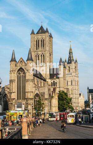 Ghent, Belgio - 28 agosto 2017: facciata del la chiesa di San Nicola e la torre campanaria con il traffico e la gente a piedi nel centro storico della città medievale Foto Stock