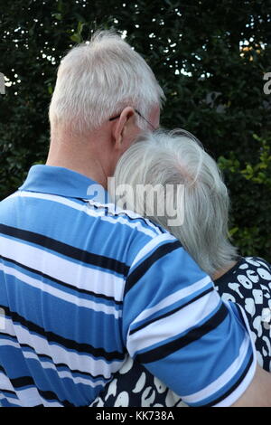 Ritratto di una coppia senior da dietro Foto Stock