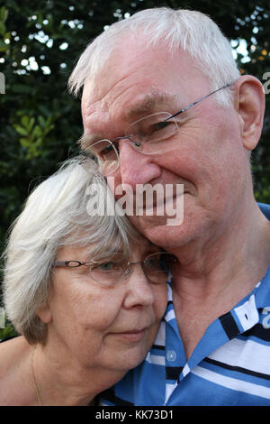 Ritratto di una coppia senior in un abbraccio amoroso Foto Stock