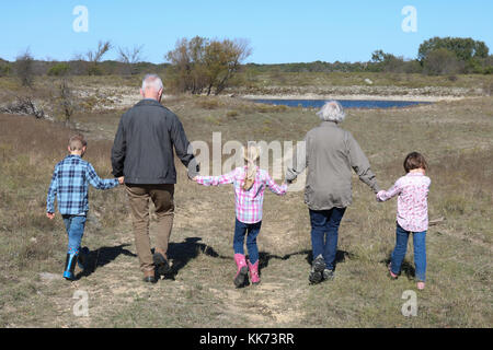 I nonni di andare a fare una passeggiata con i loro nipoti Foto Stock