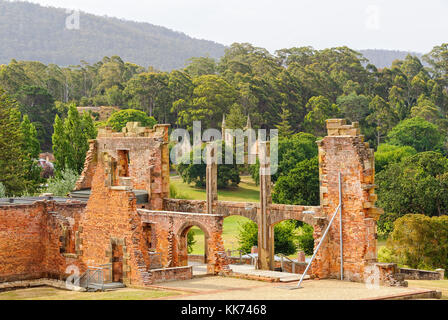 Rovine di ospedale trusty sulla sommità della collina di insediamento presso il sito storico di Port Arthur - Tasmania, Australia Foto Stock