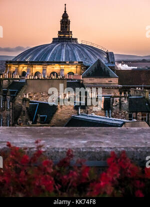 Vista al tramonto della cupola del tetto della Victorian McEwan Hall, la sala di graduazione dell'Università di Edimburgo, Scozia, Regno Unito, con i colori del cielo arancione Foto Stock