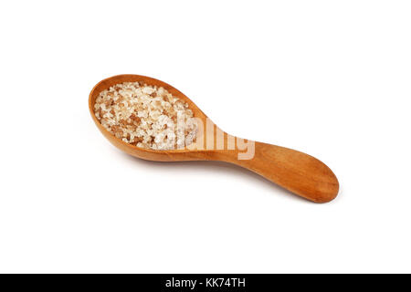 Chiudere uno scoop di legno cucchiaio colmo di marrone affumicato sale danese isolati su sfondo bianco, ad alto angolo di visione Foto Stock