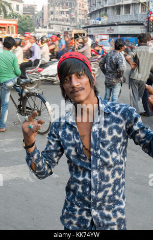 Cool giovani indiani uomo pone per foto in Centrale di Mumbai, India Foto Stock