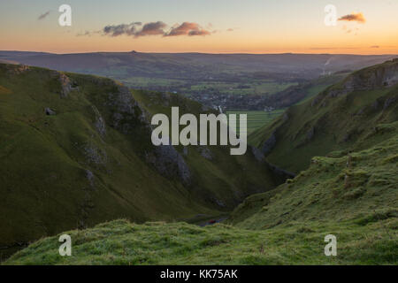 Winnats pass, Peak District, UK, all'alba, sunrise, la mattina presto, guardando giù per la valle dalla collina Foto Stock