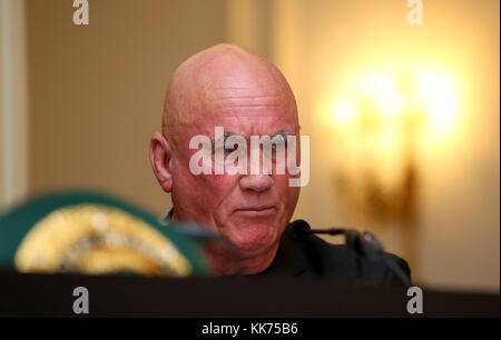 Chris Eubank Jr trainer Ronnie Davies durante la conferenza stampa al Savoy Hotel di Londra. Foto Stock