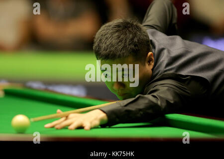 Ding Junhui il giorno uno del 2017 uk Betway Champions al York Barbican, York. Foto Stock