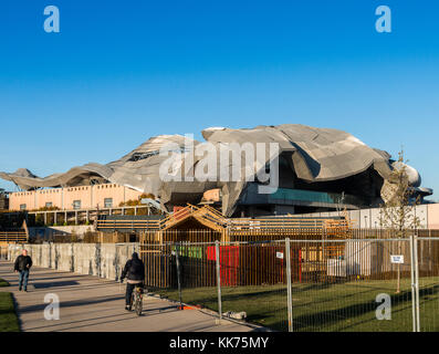 Citylife nuovo quartiere di Milano con un moderno e lussuoso quartiere residenziale e edifici aziendali, incluso questo edificio che ospiterà uno spazio di vendita al dettaglio Foto Stock