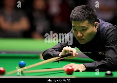 Ding Junhui il giorno uno del 2017 uk Betway Champions al York Barbican, York. Foto Stock