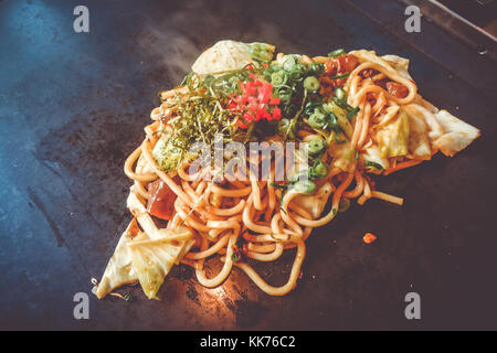 Yakisoba teppanyaki, giapponese tradizionale piastra calda cibo, Kyoto, Giappone Foto Stock