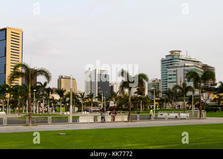 Edifici moderni nel centro di Luanda, capitale dell Angola Foto Stock