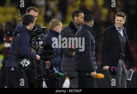 Il presentatore BT Sport Jake Humphrey (a destra) accanto agli esperti Rio Ferdinand (al centro a sinistra), Jermaine Jenas e Paul Scholes (a sinistra) prima della partita della Premier League a Vicarage Road, Watford. PREMERE ASSOCIAZIONE foto. Data immagine: Martedì 28 novembre 2017. Vedi PA storia CALCIO Watford. Il credito fotografico dovrebbe essere: Andrew Matthews/PA Wire. RESTRIZIONI: Nessun utilizzo con audio, video, dati, elenchi di apparecchi, logo di club/campionato o servizi "live" non autorizzati. L'uso in-match online è limitato a 75 immagini, senza emulazione video. Nessun utilizzo nelle scommesse, nei giochi o nelle pubblicazioni di singoli club/campionati/giocatori. Foto Stock