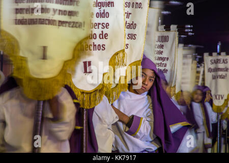 Banner delle 14 stazioni di Via Crucis | Antigua | Guatemala Foto Stock