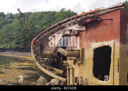 Nave naufragata sulla spiaggia a basso Diabaig, Scozia Foto Stock