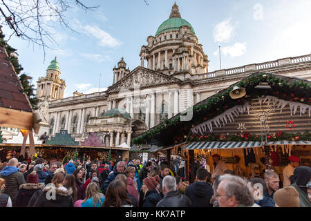 Belfast City Hall 28 Nov 2017 . Belfast Natale voci di mercato Foto Stock