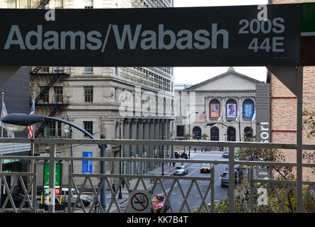 L'Art Institute of Chicago il Michigan Ave. è in vista di e a solo una breve distanza a piedi dal CTA di Adams e Wabash 'L' platform in downtown Loop. Foto Stock