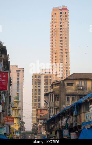 Alto edificio di appartamenti spicca nel centro cittadino di Mumbai, India Foto Stock