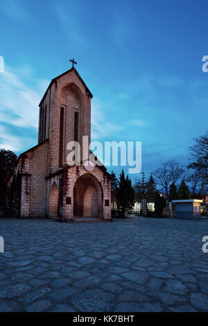 Antica chiesa in pietra di sapa con il blu del cielo notturno più popolari destinazioni di viaggio di sapa norhtern del Vietnam Foto Stock