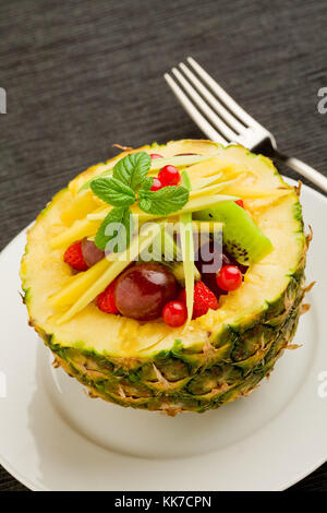 Foto di deliziosi dessert ananas ripieni di frutta tropicale Foto Stock