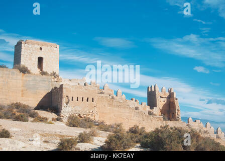 Vista panoramica del borgo medievale di fortezza moresca alcazaba in Almeria e bel cielo azzurro sullo sfondo, Andalusia, Spagna. Foto Stock