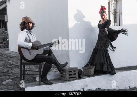 Lo spagnolo giovane vestito in stile flamenco. facinas, Tarifa, Cadice, Andalusia, Spagna meridionale. Foto Stock