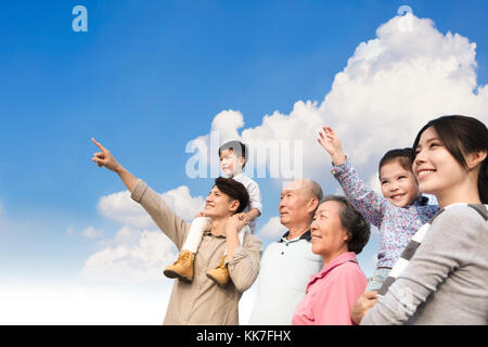 Le tre generazioni della famiglia divertendosi insieme all'aperto Foto Stock