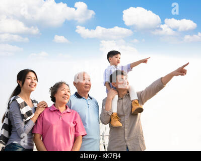 Le tre generazioni della famiglia divertendosi insieme all'aperto Foto Stock