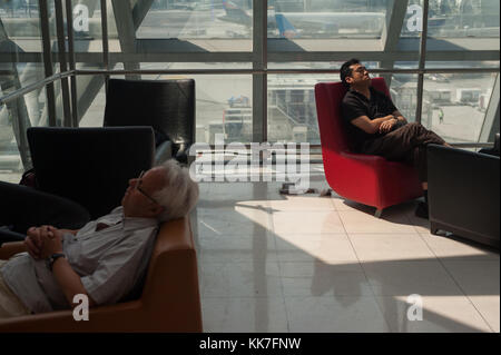 Bangkok, Thailandia, i passeggeri sono posti letto in area di partenza all'Aeroporto di Bangkok