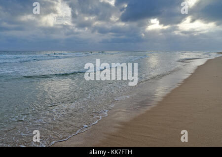 Nuvoloso Scena In Ilha Deserta Isola Deserta Faro Algarve Portogallo Foto Stock Alamy