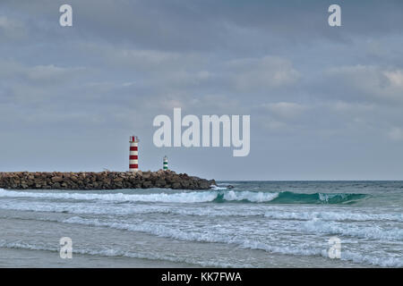 Torre faro in ilha deserta (isola deserta) nel faro algarve portogallo Foto Stock