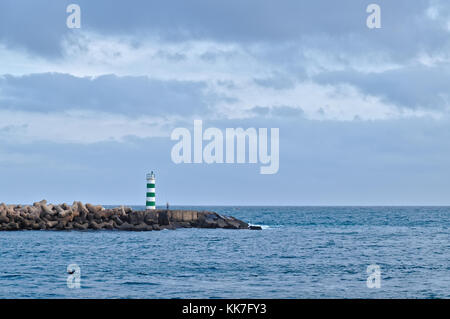 Torre faro a Ilha deserta (isola deserta) a Faro, Algarve, Portogallo Foto Stock