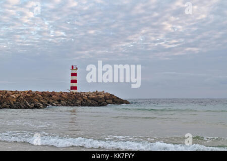 Torre faro in ilha deserta (isola deserta) nel faro algarve portogallo Foto Stock