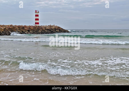 Torre faro in ilha deserta (isola deserta) nel faro algarve portogallo Foto Stock